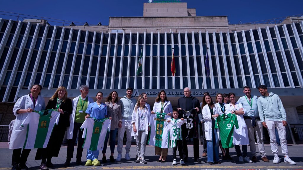 La Fundación Real Betis entrega las ´Batas más fuertes´ para los niños de cuatro hospitales sevillanos