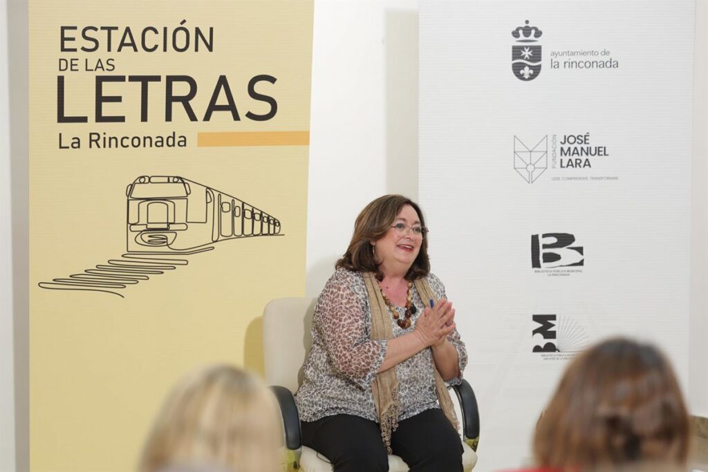 La expresidenta del Parlamento andaluz Mar Moreno presenta en La Rinconada (Sevilla) su última novela