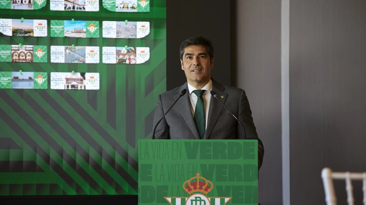El Real Betis hace entrega de los brazaletes conmemorativos de las temporadas 2022/23 y 2023/24