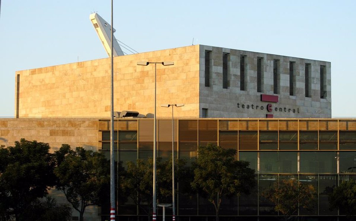 El Teatro Central de Sevilla recibe este fin de semana 'Una isla', la última pieza de la Agrupación Serrano