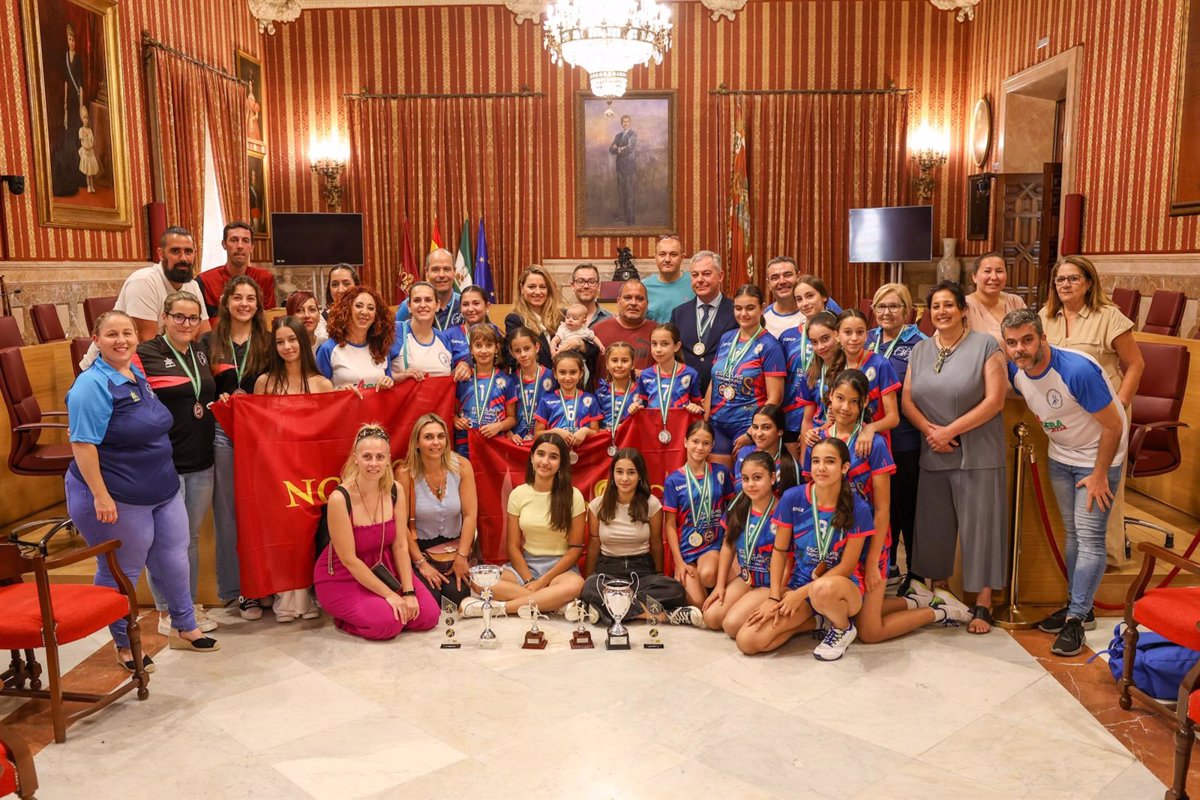 El alcalde de Sevilla recibe a las jugadoras del Adriano Voley por su doble título de campeonas de Andalucía